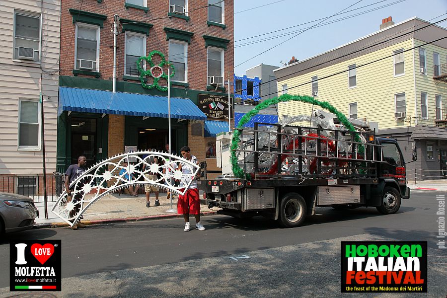 Montaggio delle luminarie ad Hoboken NJ