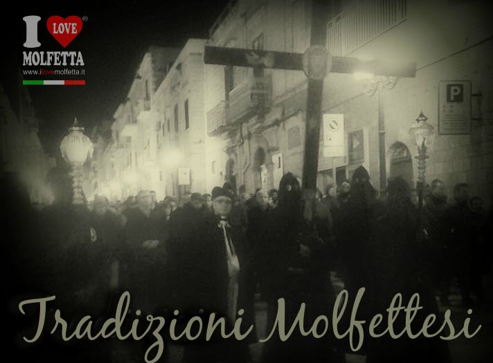 La processione notturna della croce a Molfetta