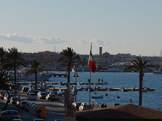 Ippolito Chiariello, a Molfetta, presso Teatro del Carro